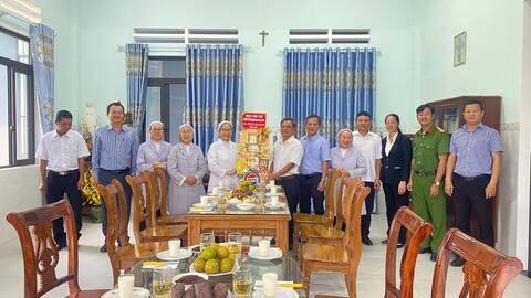 Đại diện lãnh đạo Đảng ủy-HĐND-UBND- UBMTTQ và Công an phường cùng các ban, ngành, đoàn thể phường AyunPa tổ chức Thăm hỏi, tặng quà các cơ sở tôn giáo trên địa bàn nhân dịp Lễ Noel năm 2025