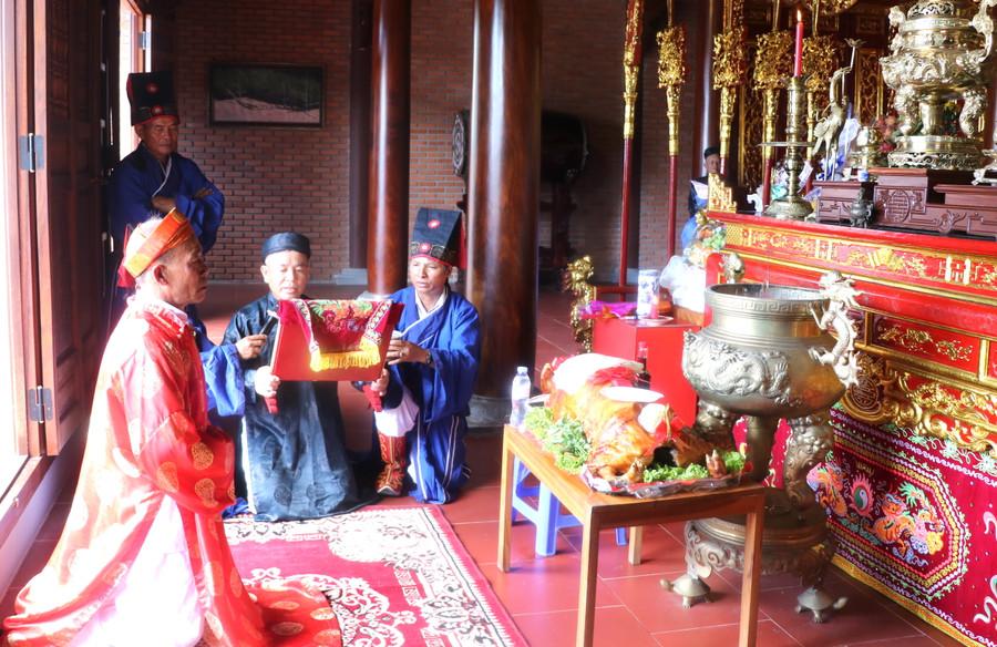 Các thành viên trong Ban nghi lễ đình An Khê thực hiện cúng vua theo nghi thức truyền thống. Ảnh: Ngọc Minh